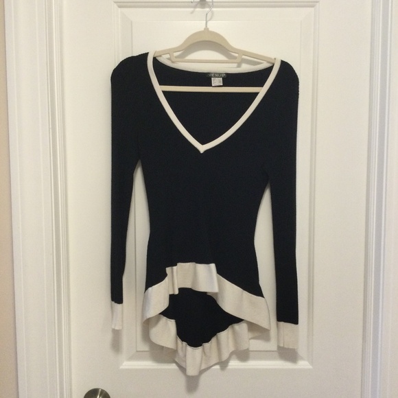 VENUS Sweaters - Venus High Low V-Neck Sweater Black and White - M